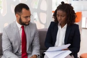 Advogados conversando sobre quando processo trabalhista caduca.